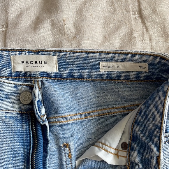 PacSun Mom style jeans light wash- size 25 - Picture 3 of 5